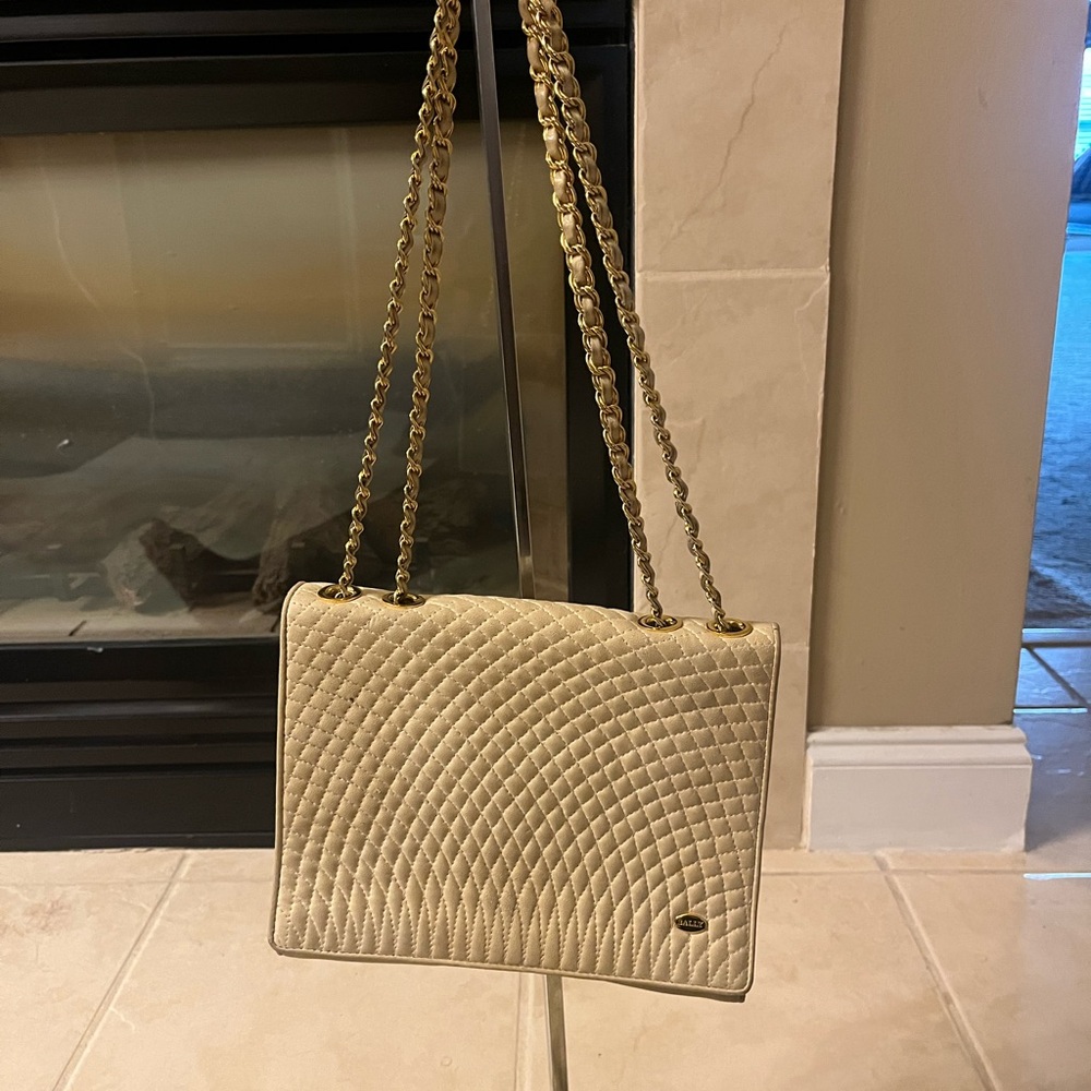 Elegant Cream Quilted Shoulder Bag